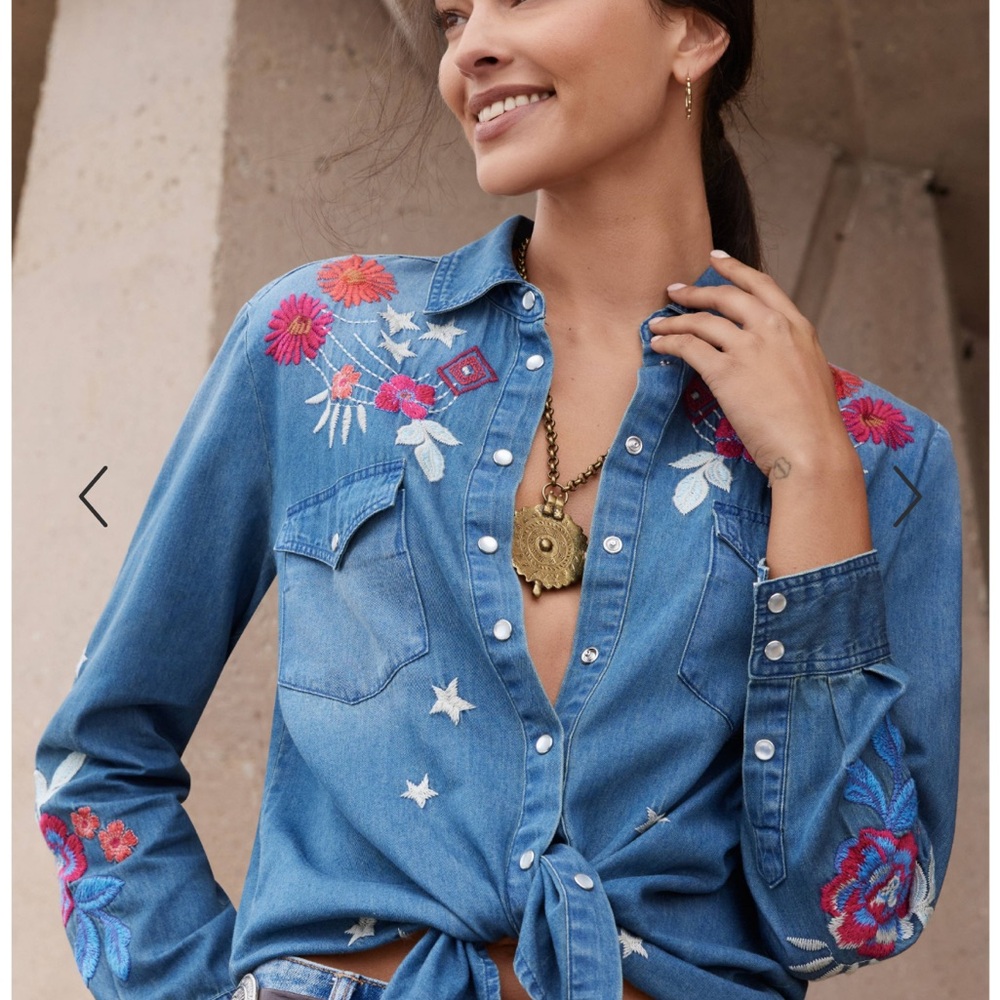 Johnny Was Workshop embroidered snap front denim shirt. Size XS